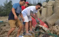 Quảng Ngãi: Ca sĩ Tuấn Hưng cùng tham gia nhặt rác trên đảo Lý Sơn