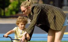Candice Swanepoel giản dị đưa con đi chơi công viên