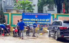 Nam thanh, nữ tú rửa xe gây quỹ mua quà Trung thu cho trẻ em nghèo