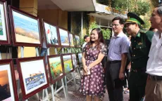Triển lãm tranh ảnh về biển đảo gây quỹ ủng hộ đồng bào lũ lụt