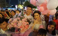 Duy Mạnh cầu hôn bạn gái trên phố đi bộ