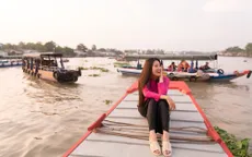Á hậu Kim Duyên diện áo bà ba giới thiệu chợ nổi Cái Răng, Cần Thơ