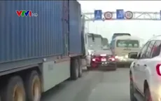 Đi quá sát và lấn làn, xe con bị ép chặt giữa 2 xe tải