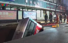 Xe bus bất ngờ sập xuống "hố tử thần", 6 người thiệt mạng