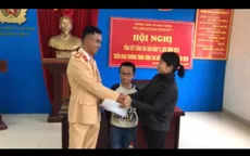 Phát hiện cháu bé lạc ở Đại lộ Thăng Long, CSGT bàn giao cho gia đình