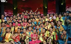 Song Luân bị fan nhí vây kín tại "Đón Tết cùng VTV"