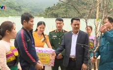 Tấm bánh nghĩa tình nơi lũ dữ đi qua