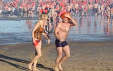 Bơi trong dòng nước lạnh cóng để chào đón năm mới