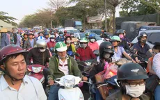 Đường về miền Tây kẹt cứng, người dân đi lại vất vả