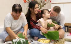 Phương Vy hướng dẫn ông xã và con gái gói bánh chưng đón Tết