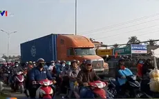 Tình hình giao thông căng thẳng trên những tuyến đường dẫn về quê dịp Tết
