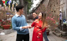 IFO số Tết: Host Phoebe Trần duyên dáng diện áo dài đỏ đi chợ hoa