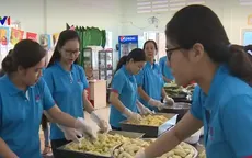 Gói bánh tét - Trao yêu thương cho bệnh nhân nghèo