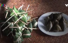 Độc đáo bánh chưng tam giác ở Lào