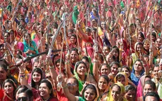 Hàng nghìn phụ nữ Ấn Độ lập kỷ lục thế giới với màn múa kiếm