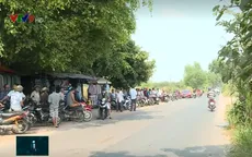 Người dân vô tư tụ tập xem vây bắt đối tượng có vũ khí nóng