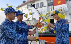 Tàu cảnh sát biển mang quà Tết đến với chiến sĩ đảo Bạch Long Vĩ