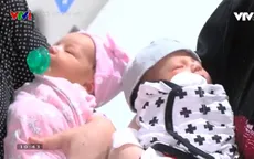 Hi hữu chị em sinh đôi sinh con cùng ngày