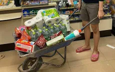 Siêu thị cấm túi nylon, người Thái Lan sáng tạo đủ cách để mua sắm
