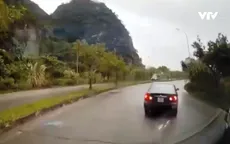 Clip: Lùi xe tránh chốt giao thông