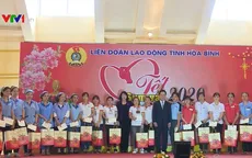 Phó Chủ tịch nước tặng quà Tết cho công nhân, người lao động tỉnh Hòa Bình