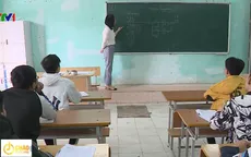 Hàng trăm giáo viên "dài cổ'' chờ lương