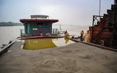 Bắt giữ tàu khai thác cát trái phép trên sông Hồng