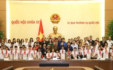 Tặng quà Trung thu cho học sinh mồ côi, khuyết tật vượt khó