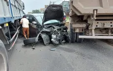 Ô tô 4 chỗ bẹp nát giữa xe ben và xe tải