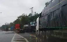 Mưa lớn gây sạt lở, hàng trăm xe tải xếp hàng dài trên Quốc lộ 9