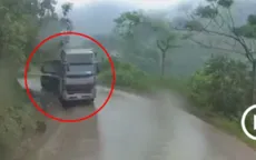 Đường trơn hẹp, xe ben ôm cua tốc độ cao văng đuôi vào đầu container