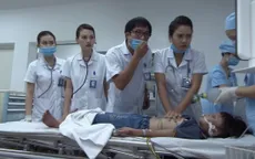 Lửa ấm - Tập 2: Thuỷ không thể cứu bệnh nhân, người nhà ngất đi vì cái chết "tức tưởi" của con trai