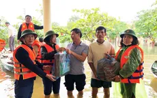 Trường học mênh mông nước, giáo viên tranh thủ tham gia cứu trợ