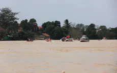 Quảng Bình vẫn bị nước lũ cô lập, người dân mong ngóng hàng cứu trợ