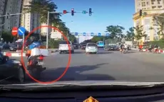 Vừa đi vừa nghe điện thoại, shipper bị ô tô đâm ngã lăn ra đường