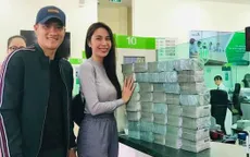 Theo Thủy Tiên về miền Trung trao tiền, Công Vinh nói "đếm tiền liệt tay"