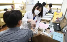 Quan chức y tế Hàn Quốc đi tiêm phòng cúm dù đã ghi nhận hơn 70 ca tử vong