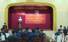 Nam công chức Huế "diện" áo dài đến công sở