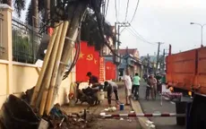 Ăn trộm trót lọt, đang tẩu thoát thì xe mất lái, tông thẳng vào cột điện