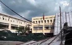 Lốc xoáy thổi bay toàn bộ mái một khu nhà của trường học