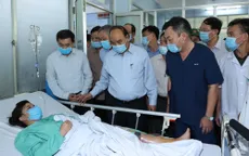 Thủ tướng đến thăm các gia đình bị thiệt hại nặng do bão số 9