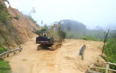Mưa lớn gây sạt lở trên các tuyến tỉnh lộ Kon Tum