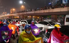 Mưa lớn đúng giờ tan tầm, người dân Hà Nội ròng rã hàng tiếng mới về đến nhà