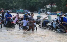 Triều cường đạt đỉnh, người dân TP.HCM bì bõm lội "sông"