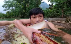 Thầy giáo kết bè chuối bơi vượt lũ tiếp tế lương thực cho học sinh