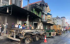Hai container va chạm, bốc cháy lan sang nhà dân