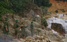 Vụ sạt lở tại Thủy điện Rào Trăng 3: Nước suối dâng cao, việc nắn dòng gặp khó khăn