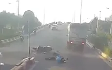 Đi ngược chiều, xe máy bị ô tô tông văng 2 mét trên cầu vượt