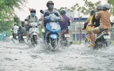 Triều cường ở Cần Thơ đạt đỉnh hơn 2m, hàng loạt xe chết máy
