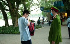 Công an kiểm tra việc đeo khẩu trang tại Hồ Gươm, cổng bệnh viện